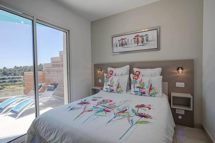 Location de vacances pour 6 personnes, avec terrasse ainsi que jardin et piscine à Cesseras - 2