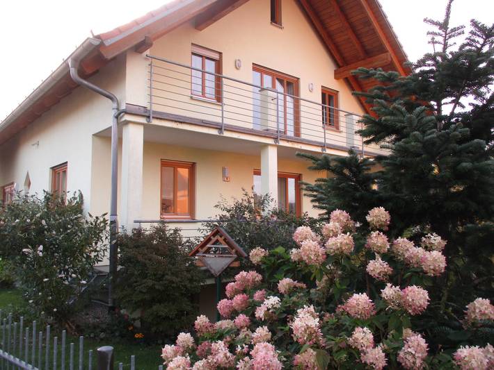 Ganze Wohnung, Ferienwohnung "Fantaisie" - Helle Einliegerwohnung (80 m²) vor den Toren Bayreuths mit kostenfreiem Wlan in Eckersdorf, Frankenalb