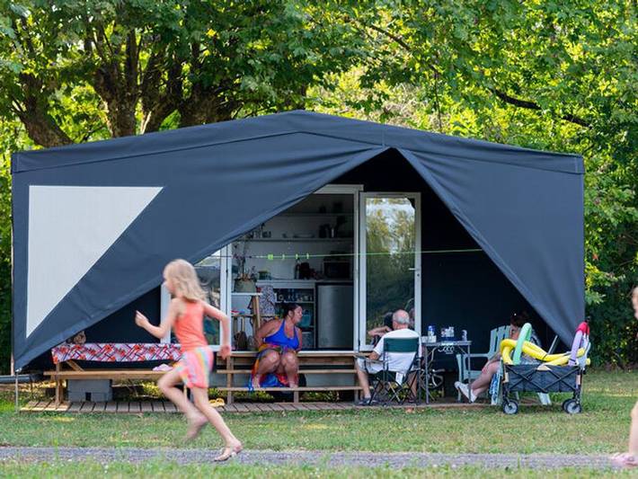 Tente pour 4 personnes, avec bassin pour enfant dans l' Ain - 2