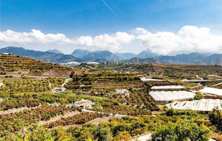 Beachside Apartment with Pool & Parking in Punta Lara (Nerja), Nerja