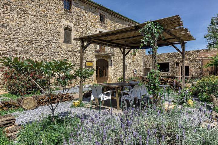Apartamento entero, Alojamiento y desayuno 'Sant Iscle' con piscina compartida, Wi-Fi y aire acondicionado in Serra de Daró, Costa Brava