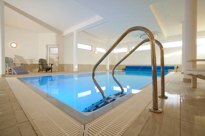 Ferienhaus für 13 Personen, mit Sauna und Pool sowie Seeblick und Garten an der Ostsee