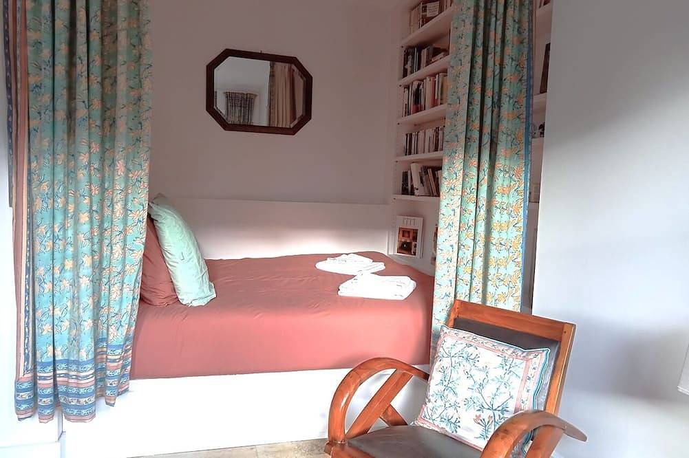 Entire apartment, Beautiful studio with garden in a large, renovated townhouse from 2021. in Sainte-Famille-en-Auge, Lisieux region