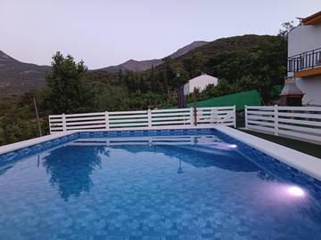 Casa rural para 12 personas, con piscina además de vistas y balcón en Sierra Mágina