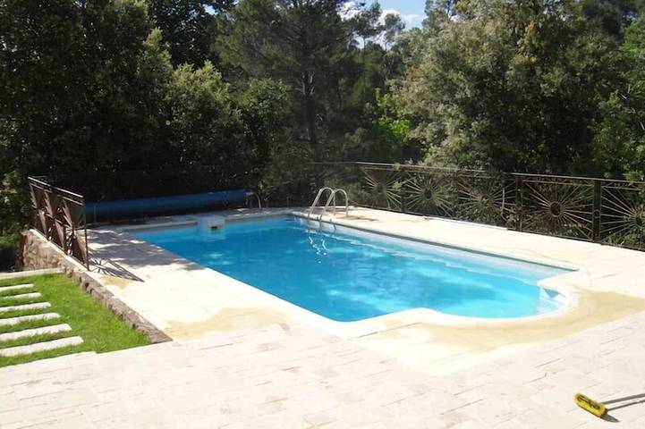 Location de vacances pour 10 personnes, avec Terrasse et Jardin à Pourrières