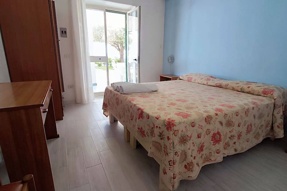 Entire apartment, 100mt from the beach, 3 bedrooms and 3 bathrooms, terrace, garden and parking. in Forio, Ischia