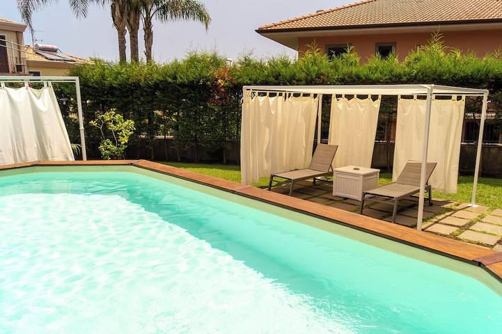 Casa vacanza per 4 persone, con giardino e piscina nonché balcone in Aci Sant'Antonio