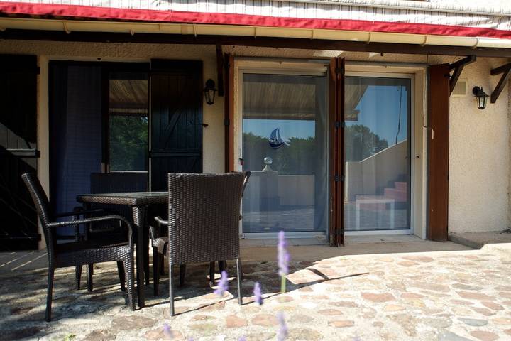 Gîte pour 4 personnes, avec jardin ainsi que piscine et terrasse