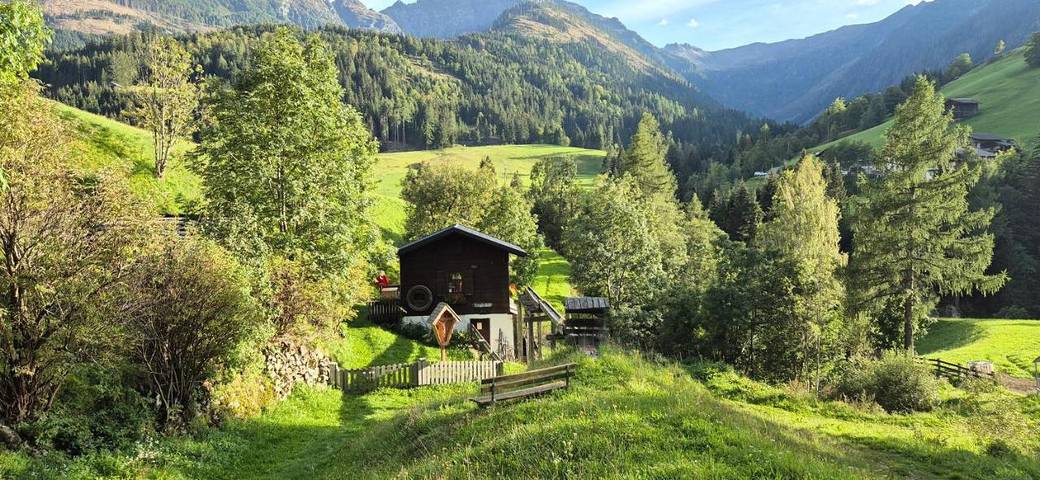 Chalet für 4 Personen, mit Balkon und Terrasse sowie Garten und Ausblick in Lesachtal
