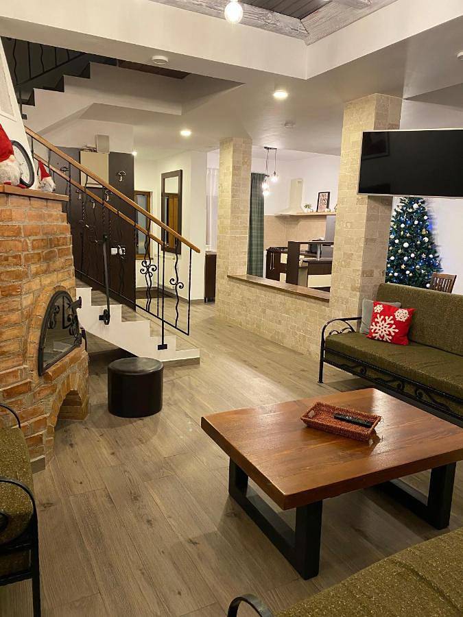 Gîte pour 8 personnes, avec vue et jardin à Sinaia - 3