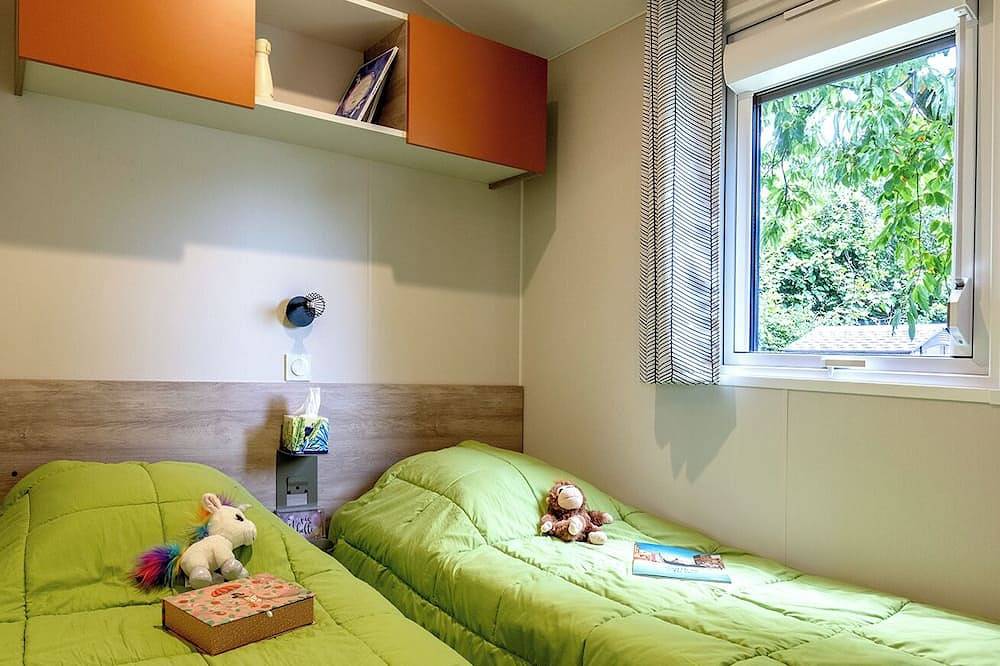 Premium mobile home with dishwasher & private spa, 2 bedrooms  in Pordic, Côte de Goëlo