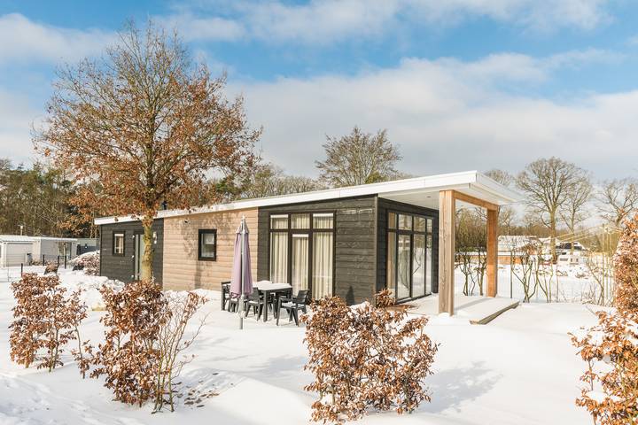Lodge voor 6 personen, with sauna and balkon/terras as well as terras in Overijssel