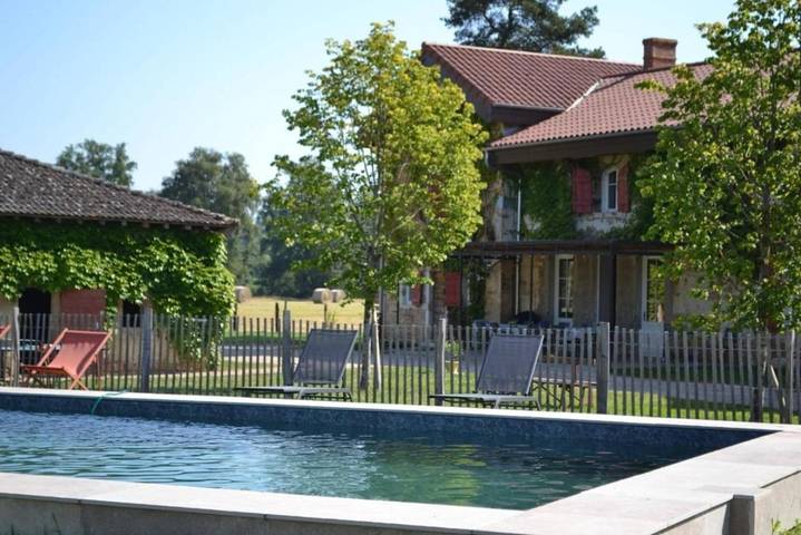 Location de vacances pour 15 personnes, avec Terrasse et Jardin ainsi que Piscine et Vue dans Chaveyriat