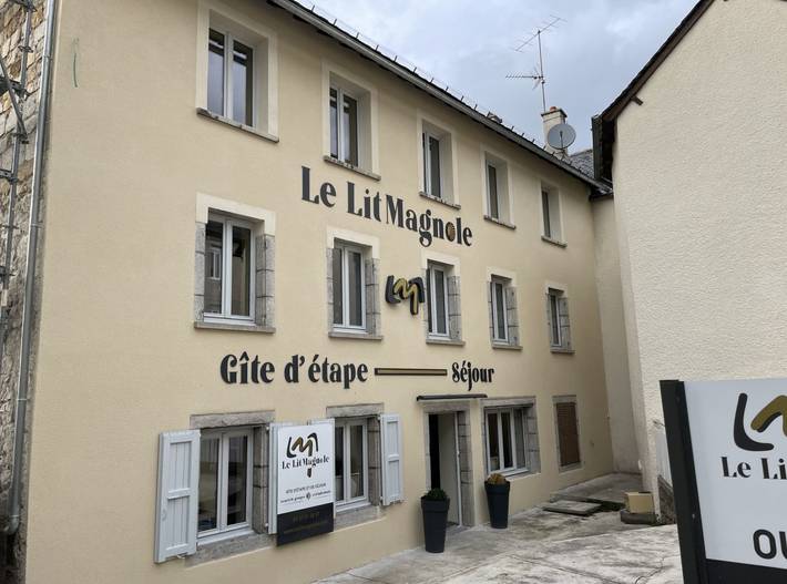 Gîte pour 15 personnes, avec Terrasse et Jardin à Fontans