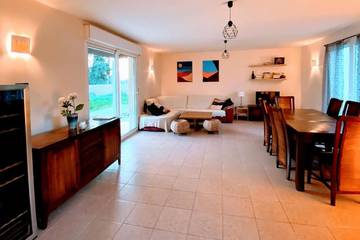 Gîte pour 8 personnes, avec jardin ainsi que vue et piscine, animaux acceptés à Montcaret