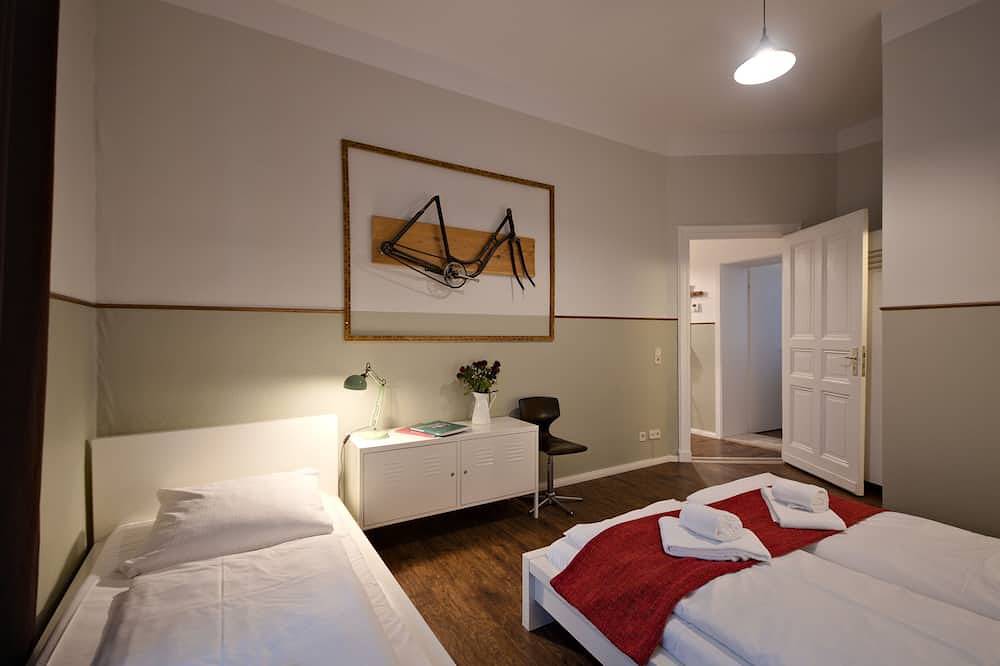 Ganze Wohnung, Altbauwohnung mit zwei Bädern in ruhiger Seitenstraße in Prenzlauer Berg in Prenzlauer Berg Berlin, Berlin