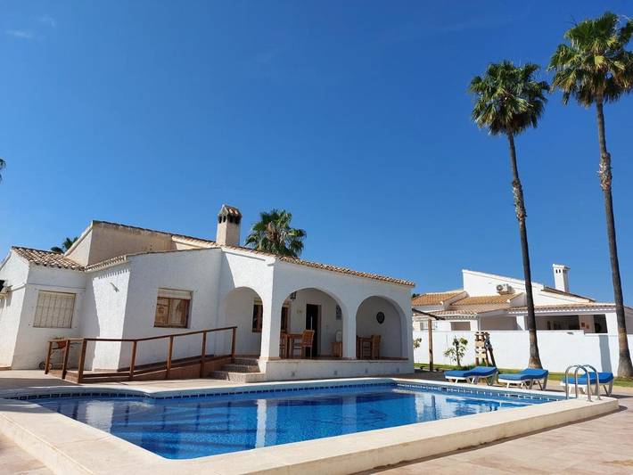 Location de vacances pour 20 personnes, avec piscine et vue ainsi que terrasse et jardin dans Playa Flamenca