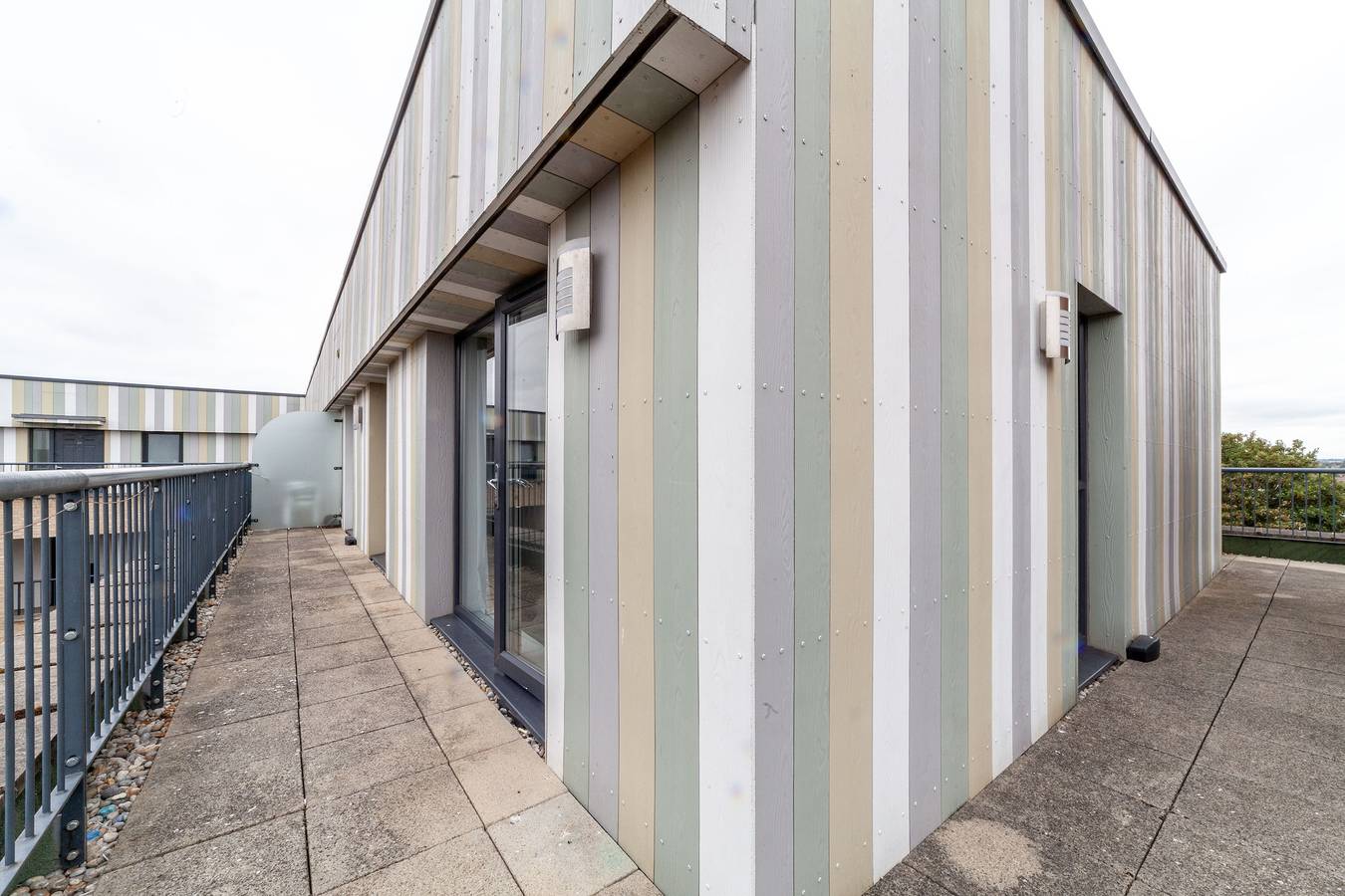 Entire holiday apartment, Top-Rated Penthouse - King Size Bed & Free Parking in Havering, London