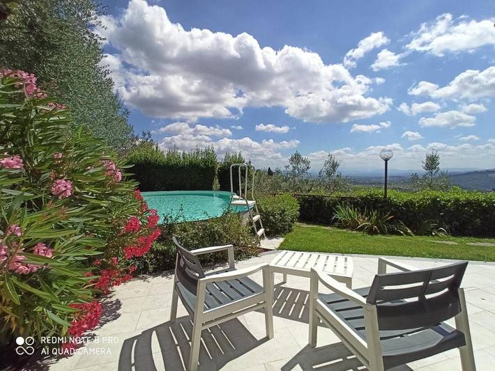 Appartamento per 4 persone, con piscina e giardino nonché panorama in Carmignano