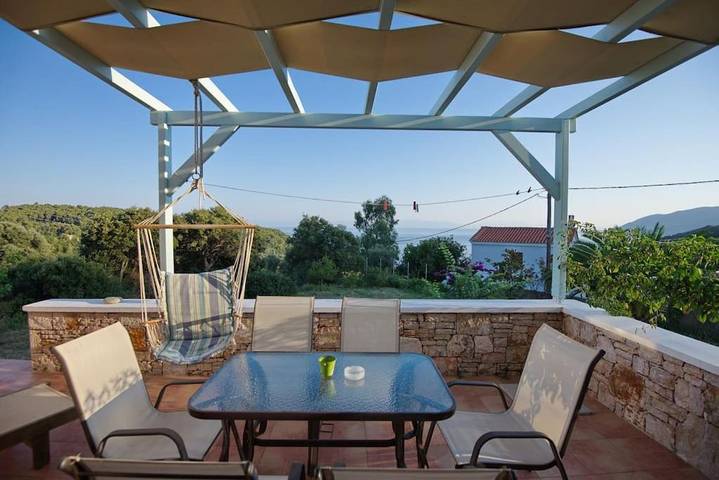 Villa for 5 people, with garden and balcony as well as hot tub in Alonissos