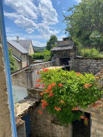 Gîte pour 6 personnes, avec jardin, adapté aux familles à Saint-Saturnin-de-Lenne