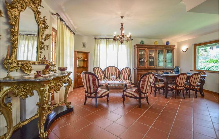 Appartement au bord de la piscine avec parking, congélateur et vue sur la rivière in Camaiore, Riviera Italienne