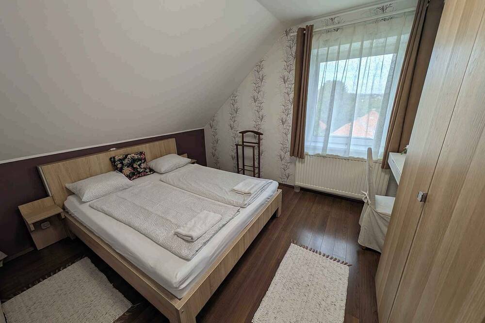 Ganze Wohnung, Ferienwohnung klimatisiert, ruhige, stille Umgebung mit wunderschönem Blick auf den Binnensee. in Tihany, Balatonfüredi járás