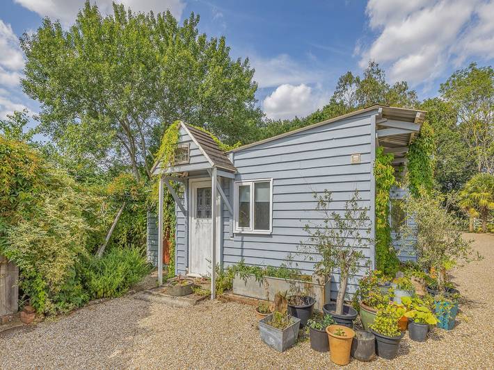 Glamping for 2 people, with garden in Kent
