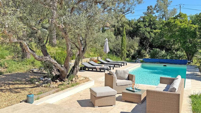 Gîte pour 8 personnes, avec piscine ainsi que jardin et terrasse, adapté aux familles dans Plage de la Garonnette