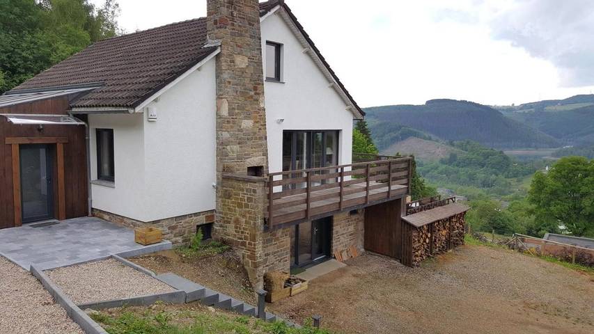 Location de vacances pour 8 personnes, avec vue et jardin ainsi que vue sur le lac et sauna dans Petit Coo