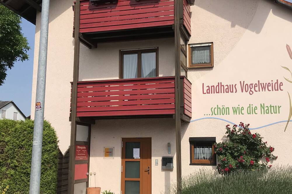Ganze Wohnung, Gepflegte Wohnung im Landhausstil ⸗ Südbalkon ⸗ gute Ausstattung ⸗ Wlan ⸗ Ruhe in Egglfing am Inn, Bad Füssing