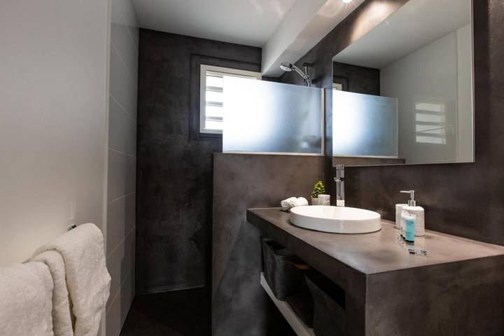 Location de vacances pour 2 personnes, avec vue ainsi que piscine et terrasse dans Nettlé Bay - 3