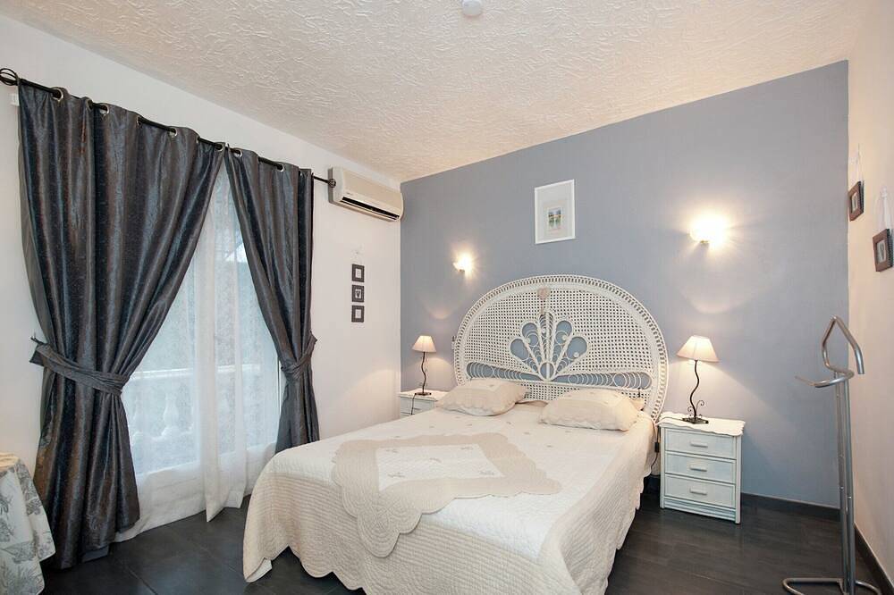 Villa in Bagnols with Pool & Near Nature Parks in Bagnols-en-Forêt, Mediterranean Coast (France)