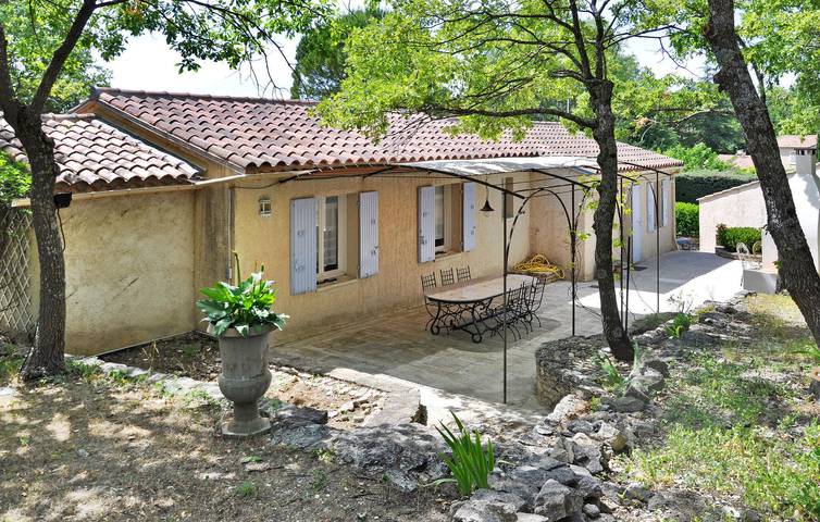 Location de vacances pour 9 personnes, avec piscine et terrasse à Lacoste - 2