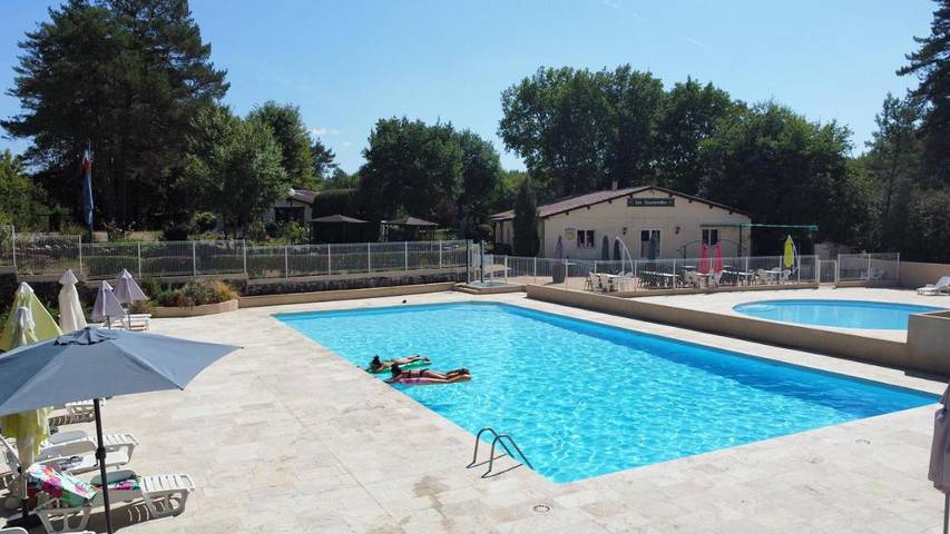 Location de vacances pour 2 personnes, avec jardin ainsi que piscine et vue, animaux acceptés à Tourtoirac - 3