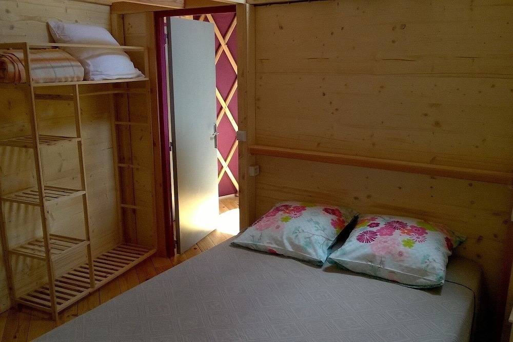 1 yourte contemporaine tout confort située dans un bois en terrasse avec vue. in Saint-Bonnet-le-Froid, Haute-Loire