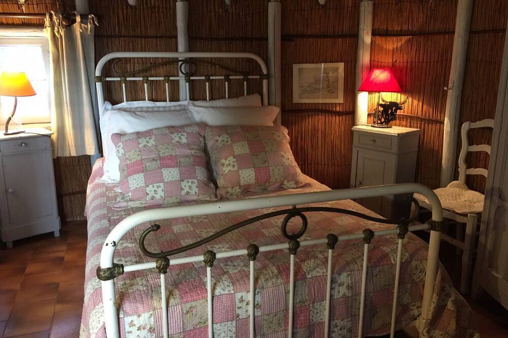 Authentic Gardian Hut In The Heart Of The Camargue With Swimming Pool in Saintes-Maries-de-la-Mer, Arles region