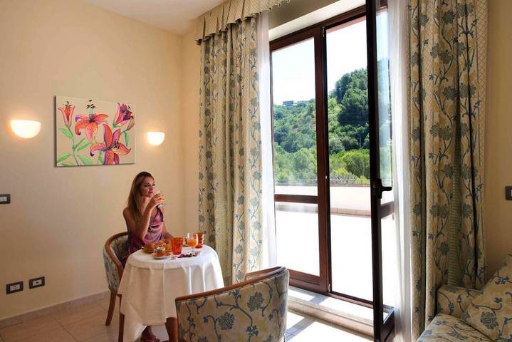 Hotel, con Idromassaggio e Terrazza nonché Giardino e Piscina per bambini a Contursi Terme