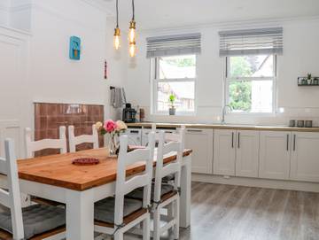 Log Cabin for 6 People in Brockenhurst, New Forest National Park, Photo 4