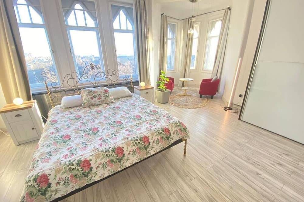 Entire apartment, Spacious 158m² Apartment • Balcony • 2 Bathrooms • Modern Kitchen • 30m to Metro in Budapest, Central Hungary