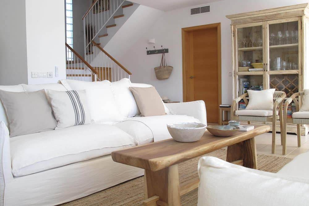 Atractiva villa familiar con piscina privada, entorno tranquilo. Wifi de fibra óptica rápida in Port d'Addaia, Es Mercadal