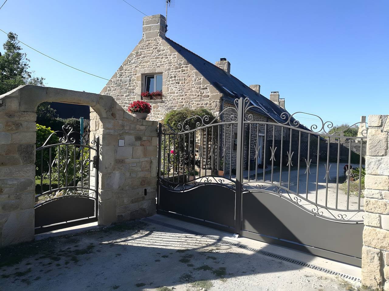 Holiday Home “La Mer - Les Gîtes de Kergolvan” with Private Terrace, Shared Garden & Wi-Fi in Locmariaquer, Côte des Mégalithes