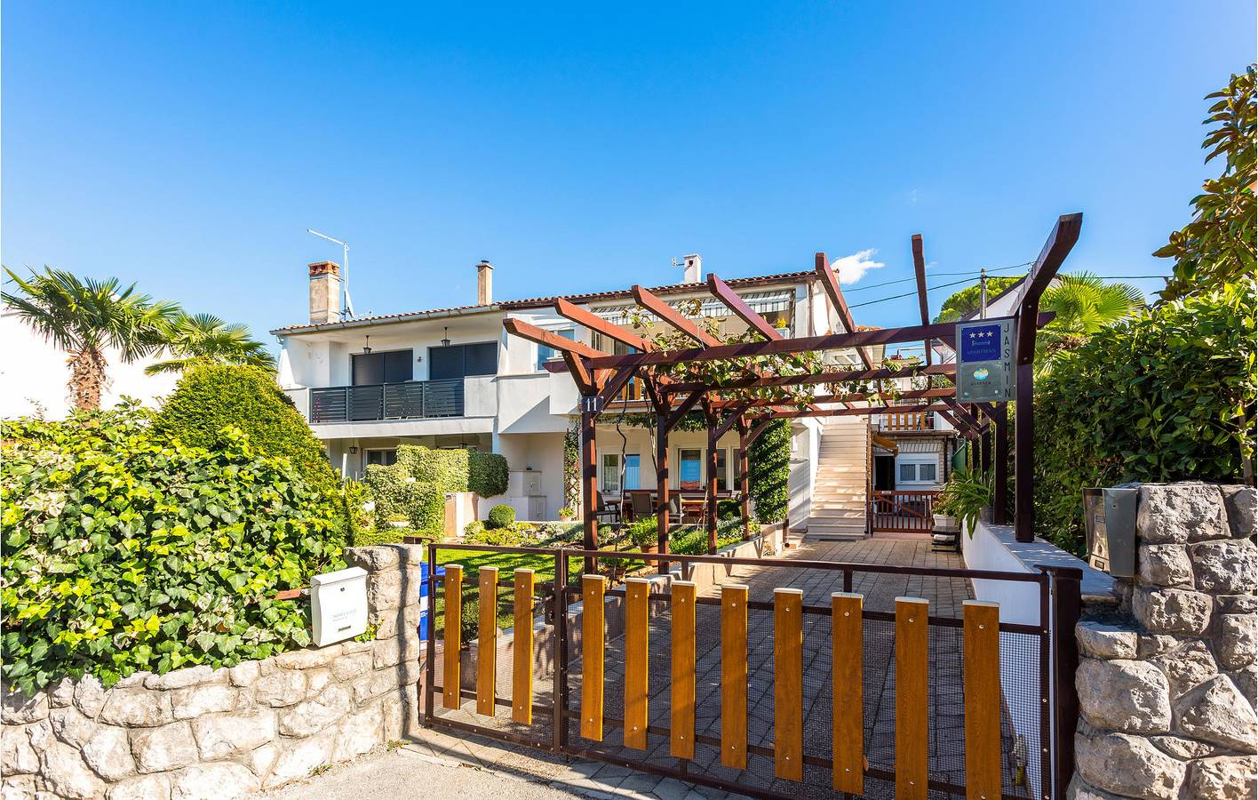 Ganze Ferienwohnung, Gemütliche 65 m² große Wohnung mit WLAN, Klimaanlage und Terrasse – 2,5 km vom FKK-Strand entfernt in Malinska-Dubašnica, Krk