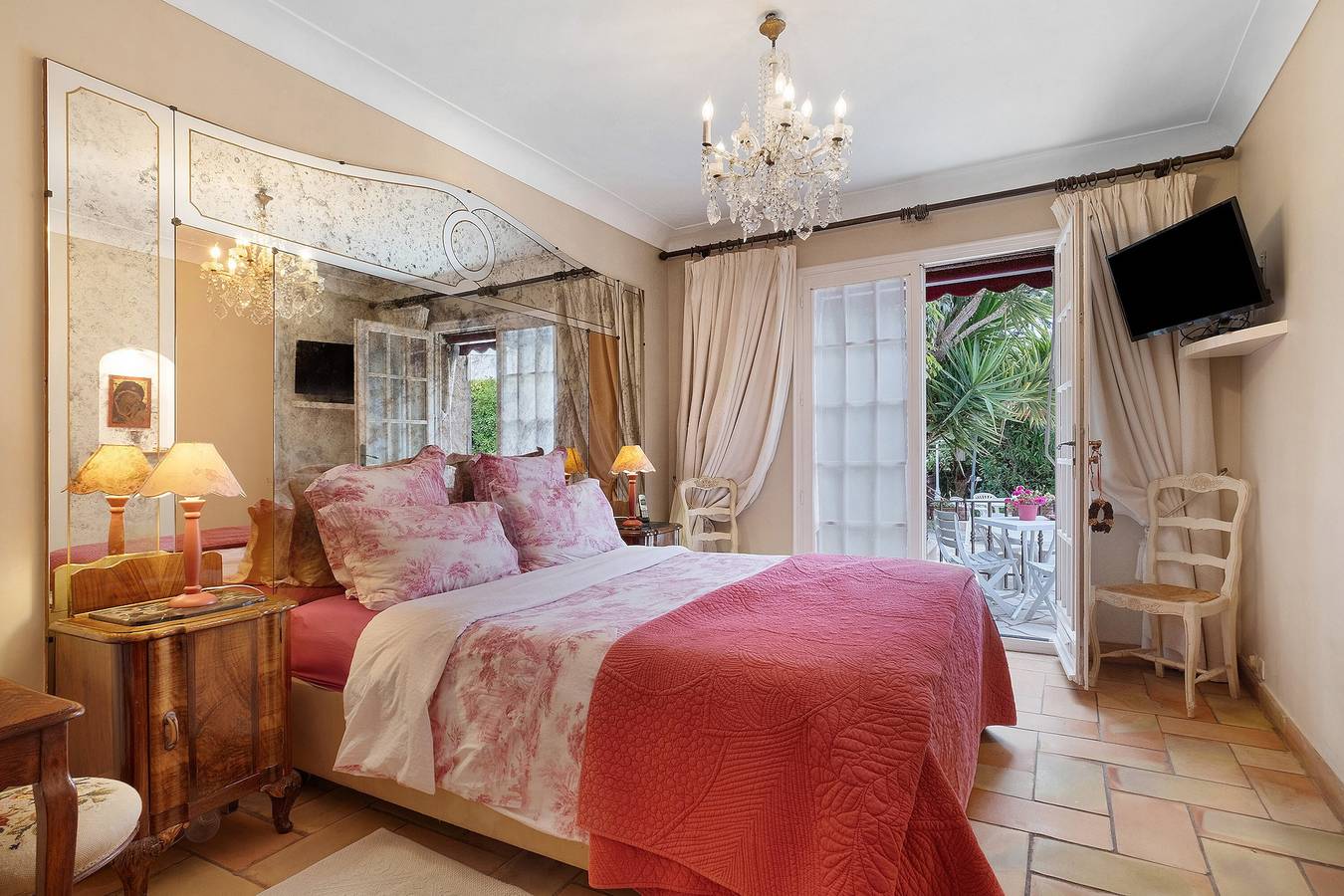 Chambre d’hôtes « Mitsouko » avec piscine partagée, Wi-Fi et climatisation in Antibes, Côte méditerranéenne (France)