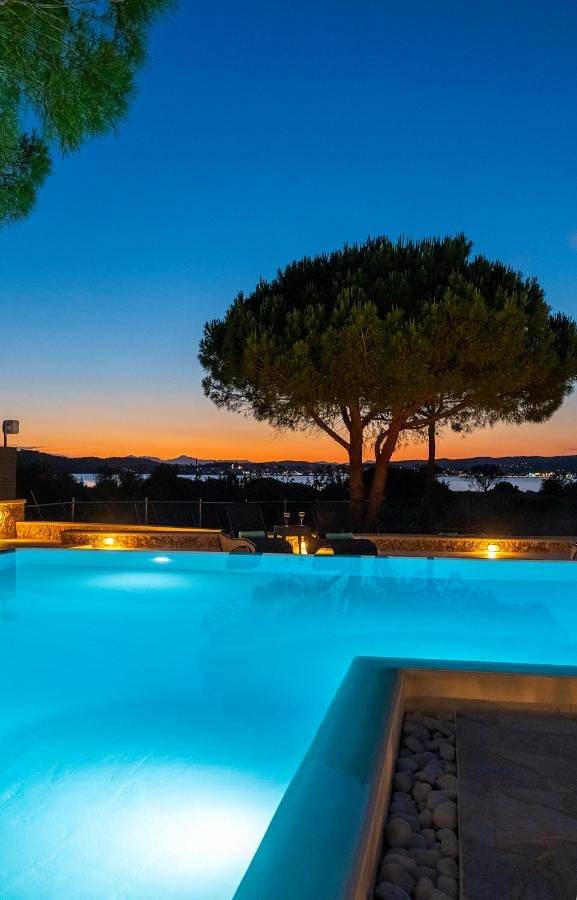 Location de vacances pour 10 personnes, avec piscine et jardin ainsi que bassin pour enfant et jacuzzi, adapté aux familles à Porto Heli - 3