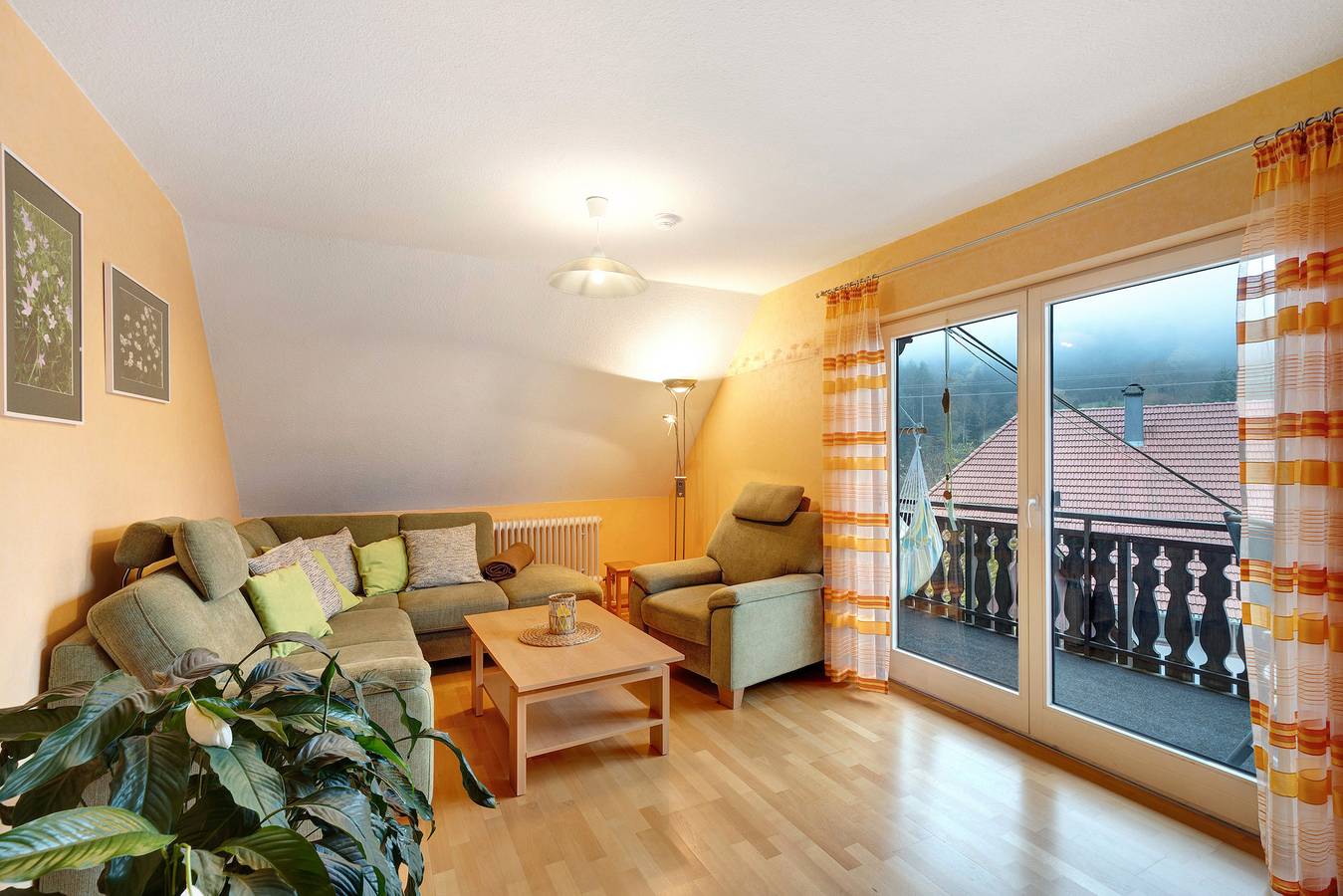Ganze Wohnung, Ferienwohnung Sonnenblume" mit Bergblick, privater Terrasse und Wi-Fi in Elzach, Mittlerer Schwarzwald