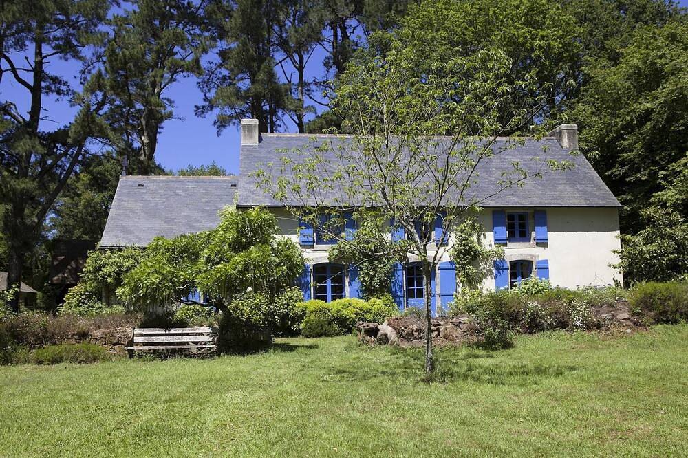 La Maison Bleue on the Aven River in Riec-sur-Belon, Region de Quimper