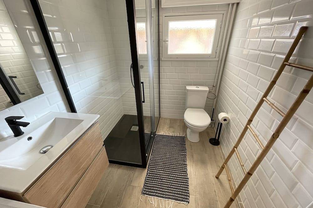 Grand chalet authentique, proche mer, 10 personnes in Plage des Chalets, Gruissan
