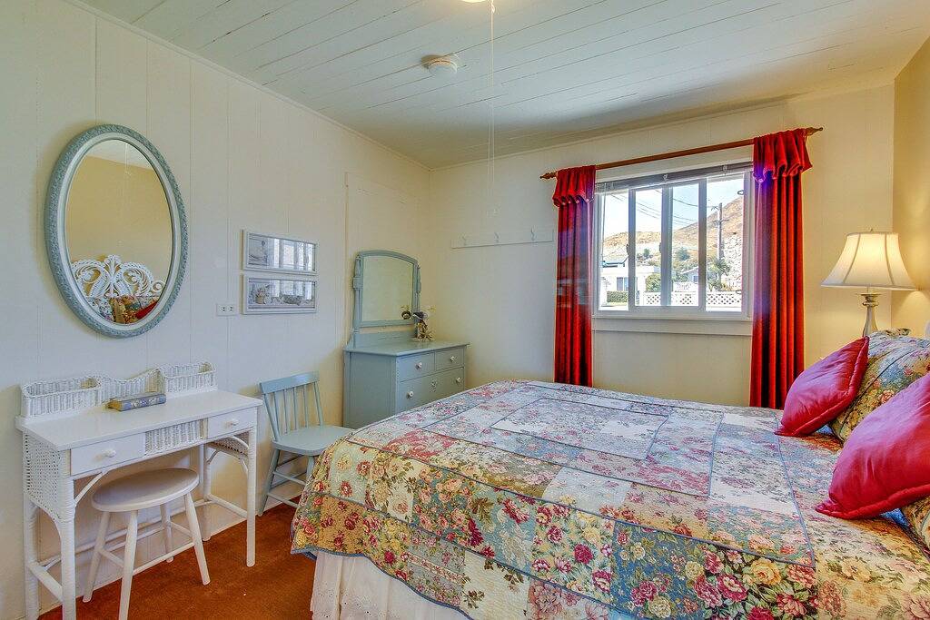 Lovely Beachfront Haus verfügt über atemberaubenden Blick auf den Ozean und privaten Hof! in Cayucos, San Luis Obispo County