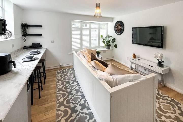 Log cabin for 2 people, with garden in London